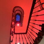 Didem İnselel Instagram – Pembe çıkmazında 150 yıllık bir apartman..Canım Maria yapmış yapıcağını 🥹
”Mekâna özgü bu projede, Abdülaziz ve II. Abdülhamit dönemlerinde İstanbul’un en varlıklı ailelerinden biri olan Zarifilerin yaptırdığı Büyük Zarifi Apartmanı, tarihi gerçeklerle harmanlanan kurmaca hikâyelerin sahnesine dönüşüyor”  diyor oyunun açıklamasında.Kurmaca olmayan hislerle çıktık apartmandan.Keşkeler,bir ümitler,belkiler,6,7 Eylül olaylarının utancı fonunda işledi kalbimize.Parkenin gıcırtısı şimdi mi duyuldu,çok eskiden mi geldi,herşey karıştı birbirine.Bu büyülü mekan tasarımındaki müthiş performanslar,,bildik melodiler,buruk hikayeler taa derinlere işliyor.Yer bulursanız gidin izleyin mutlaka.Biz Sulamu’dan torpilliydik.Gurur duyuyorum seninle Maria’cim,bi işimde gel arkada tepsi taşı de taşırım 🪴 @buyukzarifiapartmani @aslanoglusula @istossahne @annamariaaslanoglu