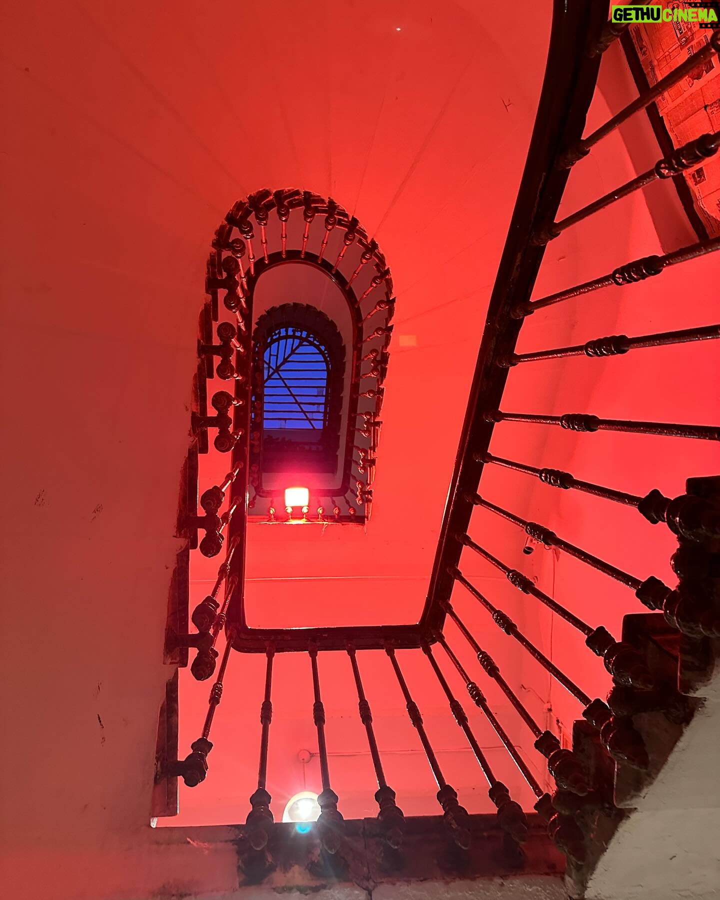 Didem İnselel Instagram - Pembe çıkmazında 150 yıllık bir apartman..Canım Maria yapmış yapıcağını 🥹 ”Mekâna özgü bu projede, Abdülaziz ve II. Abdülhamit dönemlerinde İstanbul’un en varlıklı ailelerinden biri olan Zarifilerin yaptırdığı Büyük Zarifi Apartmanı, tarihi gerçeklerle harmanlanan kurmaca hikâyelerin sahnesine dönüşüyor” diyor oyunun açıklamasında.Kurmaca olmayan hislerle çıktık apartmandan.Keşkeler,bir ümitler,belkiler,6,7 Eylül olaylarının utancı fonunda işledi kalbimize.Parkenin gıcırtısı şimdi mi duyuldu,çok eskiden mi geldi,herşey karıştı birbirine.Bu büyülü mekan tasarımındaki müthiş performanslar,,bildik melodiler,buruk hikayeler taa derinlere işliyor.Yer bulursanız gidin izleyin mutlaka.Biz Sulamu’dan torpilliydik.Gurur duyuyorum seninle Maria’cim,bi işimde gel arkada tepsi taşı de taşırım 🪴 @buyukzarifiapartmani @aslanoglusula @istossahne @annamariaaslanoglu
