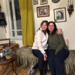 Didem İnselel Instagram – Pembe çıkmazında 150 yıllık bir apartman..Canım Maria yapmış yapıcağını 🥹
”Mekâna özgü bu projede, Abdülaziz ve II. Abdülhamit dönemlerinde İstanbul’un en varlıklı ailelerinden biri olan Zarifilerin yaptırdığı Büyük Zarifi Apartmanı, tarihi gerçeklerle harmanlanan kurmaca hikâyelerin sahnesine dönüşüyor”  diyor oyunun açıklamasında.Kurmaca olmayan hislerle çıktık apartmandan.Keşkeler,bir ümitler,belkiler,6,7 Eylül olaylarının utancı fonunda işledi kalbimize.Parkenin gıcırtısı şimdi mi duyuldu,çok eskiden mi geldi,herşey karıştı birbirine.Bu büyülü mekan tasarımındaki müthiş performanslar,,bildik melodiler,buruk hikayeler taa derinlere işliyor.Yer bulursanız gidin izleyin mutlaka.Biz Sulamu’dan torpilliydik.Gurur duyuyorum seninle Maria’cim,bi işimde gel arkada tepsi taşı de taşırım 🪴 @buyukzarifiapartmani @aslanoglusula @istossahne @annamariaaslanoglu