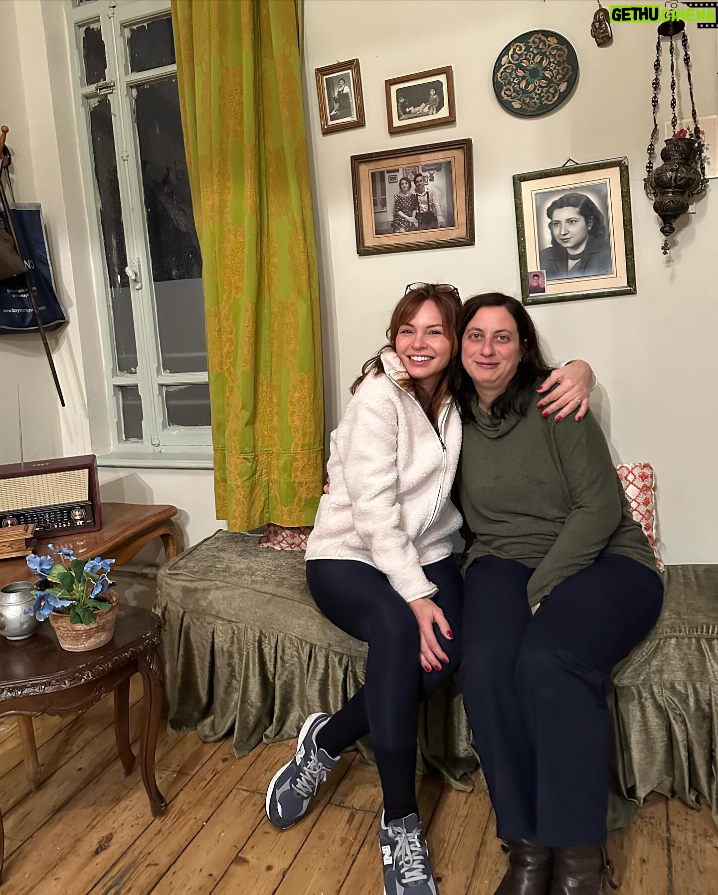 Didem İnselel Instagram - Pembe çıkmazında 150 yıllık bir apartman..Canım Maria yapmış yapıcağını 🥹 ”Mekâna özgü bu projede, Abdülaziz ve II. Abdülhamit dönemlerinde İstanbul’un en varlıklı ailelerinden biri olan Zarifilerin yaptırdığı Büyük Zarifi Apartmanı, tarihi gerçeklerle harmanlanan kurmaca hikâyelerin sahnesine dönüşüyor” diyor oyunun açıklamasında.Kurmaca olmayan hislerle çıktık apartmandan.Keşkeler,bir ümitler,belkiler,6,7 Eylül olaylarının utancı fonunda işledi kalbimize.Parkenin gıcırtısı şimdi mi duyuldu,çok eskiden mi geldi,herşey karıştı birbirine.Bu büyülü mekan tasarımındaki müthiş performanslar,,bildik melodiler,buruk hikayeler taa derinlere işliyor.Yer bulursanız gidin izleyin mutlaka.Biz Sulamu’dan torpilliydik.Gurur duyuyorum seninle Maria’cim,bi işimde gel arkada tepsi taşı de taşırım 🪴 @buyukzarifiapartmani @aslanoglusula @istossahne @annamariaaslanoglu