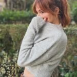 Didem İnselel Instagram – Kendimi bildim bileli “umut” en çok tutunduğum duygu oldu benim.Okul yılları bittiğinden beri Pazartesi’leri hep çok sevdim bu yüzden.Bunda  her sabah kalkıp sevmediğim bir işe gitmememin payı büyük elbette.Geçmişi sevmek,zaman zaman oralarda dolanmak huyum evet 🦀 ama yarından umudumu kesmedim hiçbir zaman.Tam tersi,neyi,neden,nasıl yaptım da,şimdi nasıl yapmalıyım mukayesesi bi nevi 🤔 
Doğumgünleri de öyle.Yılbaşı da.Ah vah la haşır neşir olmadım yani.Ne yaptıysam,ne yaşadıysam iyi ki de yaşadım👌🏼 Yaşadım ve aynaya baktığımda gördüğümün sırtını sıvazladım.Güzel yaş aldım çünkü.Fiziken değil dediğim,ruhen.Bugünün notunu başkalarının hayatına değil de kendi tecrübelerine bakıp vermek doğru olan.Ben hep öyle yaptım.💯
Biten yıl genel olarak çok tatsızdı.Deprem felaketi,yerinden yurdundan olanlar,dünya da savaşlar,ölen ve ölmeye devam eden çocuklar kursağımızda kaldı,yutamıyoruz.Yutulacak gibi değil çünkü.Tekrarı olmasın noolur,savaşlar bitsin,insan vicdanı harekete geçsin.Güçlünün değil haklının yanında durulsun artık ve lütfen herkes hakettiğini bulsun.Bulsun da görelim..
Kişisel tarihime gelince,yılın tam yarısını evimden ayrı geçirdim.🧳Çok çalıştım,yoruldum ama mutlu uyudum geceleri.Sabahları erken kalkmayı öğrendim nihayet 🥳Şahane günlerim de oldu koca yılda,yanılıp,alındığım,bocaladığım da.Yapmam dediklerimi yaptım,illa yapıcam dediklerimi unuttum gitti,yetiştiremicem dediklerimi bal gibi yetiştirdim de kendime mola bıraktım,küstüklerimle barıştım,iyi ki de barıştım,yenileriyle küstüm🤣Hedeflediklerimi ıskaladım.Ama hepsi bitti.Bırakılması gerekenleri yerinde bıraktım,kâr gördüklerimi önüme kattım yürüyorum ileri:) Önüm kalabalık,sırtım sağlam,sağlığım yerinde,bi dolu sevdiğim,sevgisinden emin olduğum kalabalıklarım var.Çok şükür 🧿
Küçükken defterlerimiz düzenli olsun isterdik hani,yamuk yumuk başladığımız paragrafları siler,sayfa buruştu diye yırtıp atardık sonra ya,aynen öyle.Kimseye laf sokmak falan diil bu aman,yazı benim.Defter benim.Konu benim☝🏼
Şimdi önce seçtiğim güzel anları geçiriyorum,devamını da gıcır gıcır bırakıyorum.Yaz bakalım Dido,neler yazacaksın.Belki bu sene kırmızı kalemle kenar süsü de yaparsın ♥️ 
Belli mi olur 😉