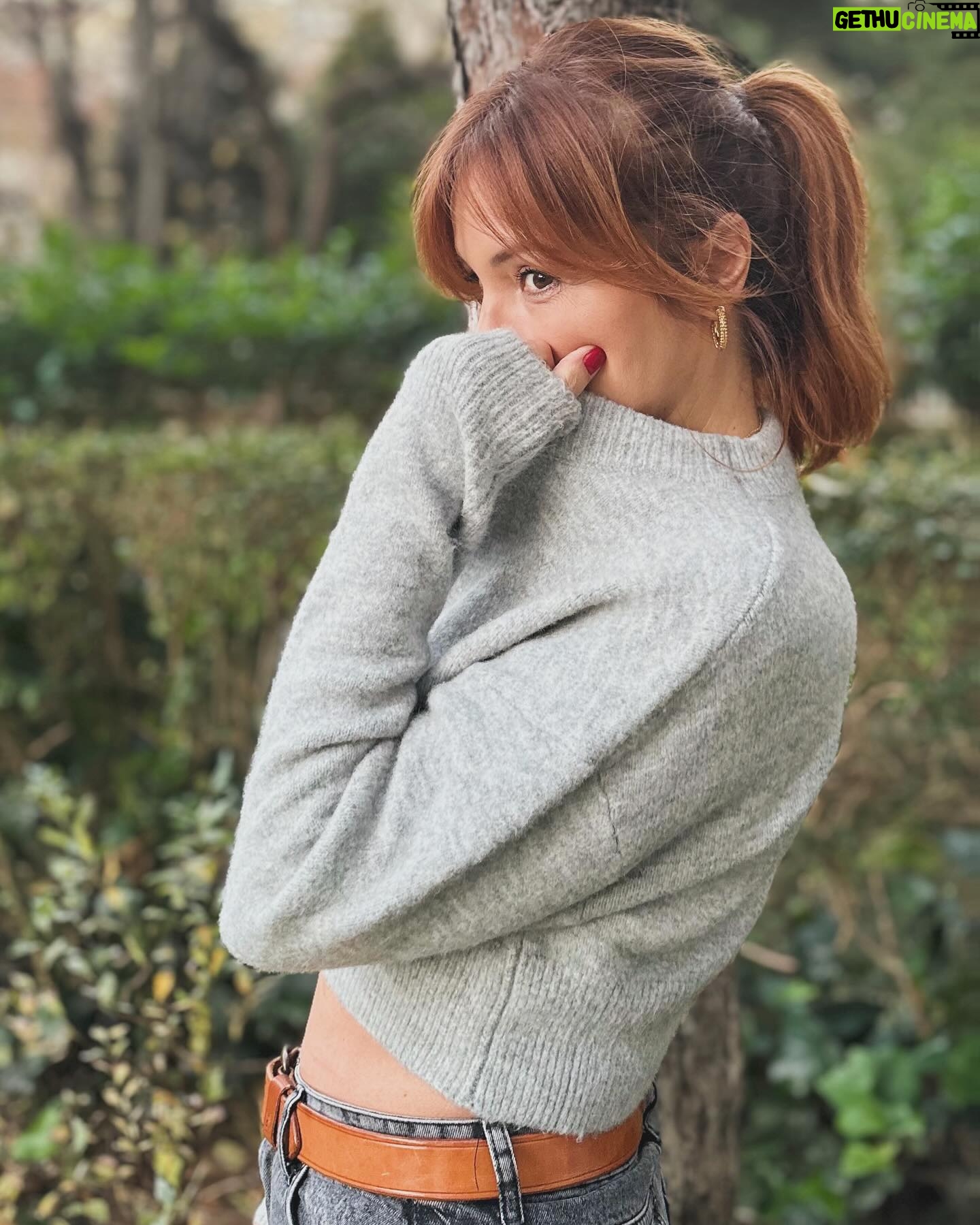 Didem İnselel Instagram - Kendimi bildim bileli “umut” en çok tutunduğum duygu oldu benim.Okul yılları bittiğinden beri Pazartesi’leri hep çok sevdim bu yüzden.Bunda her sabah kalkıp sevmediğim bir işe gitmememin payı büyük elbette.Geçmişi sevmek,zaman zaman oralarda dolanmak huyum evet 🦀 ama yarından umudumu kesmedim hiçbir zaman.Tam tersi,neyi,neden,nasıl yaptım da,şimdi nasıl yapmalıyım mukayesesi bi nevi 🤔 Doğumgünleri de öyle.Yılbaşı da.Ah vah la haşır neşir olmadım yani.Ne yaptıysam,ne yaşadıysam iyi ki de yaşadım👌🏼 Yaşadım ve aynaya baktığımda gördüğümün sırtını sıvazladım.Güzel yaş aldım çünkü.Fiziken değil dediğim,ruhen.Bugünün notunu başkalarının hayatına değil de kendi tecrübelerine bakıp vermek doğru olan.Ben hep öyle yaptım.💯 Biten yıl genel olarak çok tatsızdı.Deprem felaketi,yerinden yurdundan olanlar,dünya da savaşlar,ölen ve ölmeye devam eden çocuklar kursağımızda kaldı,yutamıyoruz.Yutulacak gibi değil çünkü.Tekrarı olmasın noolur,savaşlar bitsin,insan vicdanı harekete geçsin.Güçlünün değil haklının yanında durulsun artık ve lütfen herkes hakettiğini bulsun.Bulsun da görelim.. Kişisel tarihime gelince,yılın tam yarısını evimden ayrı geçirdim.🧳Çok çalıştım,yoruldum ama mutlu uyudum geceleri.Sabahları erken kalkmayı öğrendim nihayet 🥳Şahane günlerim de oldu koca yılda,yanılıp,alındığım,bocaladığım da.Yapmam dediklerimi yaptım,illa yapıcam dediklerimi unuttum gitti,yetiştiremicem dediklerimi bal gibi yetiştirdim de kendime mola bıraktım,küstüklerimle barıştım,iyi ki de barıştım,yenileriyle küstüm🤣Hedeflediklerimi ıskaladım.Ama hepsi bitti.Bırakılması gerekenleri yerinde bıraktım,kâr gördüklerimi önüme kattım yürüyorum ileri:) Önüm kalabalık,sırtım sağlam,sağlığım yerinde,bi dolu sevdiğim,sevgisinden emin olduğum kalabalıklarım var.Çok şükür 🧿 Küçükken defterlerimiz düzenli olsun isterdik hani,yamuk yumuk başladığımız paragrafları siler,sayfa buruştu diye yırtıp atardık sonra ya,aynen öyle.Kimseye laf sokmak falan diil bu aman,yazı benim.Defter benim.Konu benim☝🏼 Şimdi önce seçtiğim güzel anları geçiriyorum,devamını da gıcır gıcır bırakıyorum.Yaz bakalım Dido,neler yazacaksın.Belki bu sene kırmızı kalemle kenar süsü de yaparsın ♥️ Belli mi olur 😉