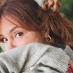 Didem İnselel Instagram – Kendimi bildim bileli “umut” en çok tutunduğum duygu oldu benim.Okul yılları bittiğinden beri Pazartesi’leri hep çok sevdim bu yüzden.Bunda  her sabah kalkıp sevmediğim bir işe gitmememin payı büyük elbette.Geçmişi sevmek,zaman zaman oralarda dolanmak huyum evet 🦀 ama yarından umudumu kesmedim hiçbir zaman.Tam tersi,neyi,neden,nasıl yaptım da,şimdi nasıl yapmalıyım mukayesesi bi nevi 🤔 
Doğumgünleri de öyle.Yılbaşı da.Ah vah la haşır neşir olmadım yani.Ne yaptıysam,ne yaşadıysam iyi ki de yaşadım👌🏼 Yaşadım ve aynaya baktığımda gördüğümün sırtını sıvazladım.Güzel yaş aldım çünkü.Fiziken değil dediğim,ruhen.Bugünün notunu başkalarının hayatına değil de kendi tecrübelerine bakıp vermek doğru olan.Ben hep öyle yaptım.💯
Biten yıl genel olarak çok tatsızdı.Deprem felaketi,yerinden yurdundan olanlar,dünya da savaşlar,ölen ve ölmeye devam eden çocuklar kursağımızda kaldı,yutamıyoruz.Yutulacak gibi değil çünkü.Tekrarı olmasın noolur,savaşlar bitsin,insan vicdanı harekete geçsin.Güçlünün değil haklının yanında durulsun artık ve lütfen herkes hakettiğini bulsun.Bulsun da görelim..
Kişisel tarihime gelince,yılın tam yarısını evimden ayrı geçirdim.🧳Çok çalıştım,yoruldum ama mutlu uyudum geceleri.Sabahları erken kalkmayı öğrendim nihayet 🥳Şahane günlerim de oldu koca yılda,yanılıp,alındığım,bocaladığım da.Yapmam dediklerimi yaptım,illa yapıcam dediklerimi unuttum gitti,yetiştiremicem dediklerimi bal gibi yetiştirdim de kendime mola bıraktım,küstüklerimle barıştım,iyi ki de barıştım,yenileriyle küstüm🤣Hedeflediklerimi ıskaladım.Ama hepsi bitti.Bırakılması gerekenleri yerinde bıraktım,kâr gördüklerimi önüme kattım yürüyorum ileri:) Önüm kalabalık,sırtım sağlam,sağlığım yerinde,bi dolu sevdiğim,sevgisinden emin olduğum kalabalıklarım var.Çok şükür 🧿
Küçükken defterlerimiz düzenli olsun isterdik hani,yamuk yumuk başladığımız paragrafları siler,sayfa buruştu diye yırtıp atardık sonra ya,aynen öyle.Kimseye laf sokmak falan diil bu aman,yazı benim.Defter benim.Konu benim☝🏼
Şimdi önce seçtiğim güzel anları geçiriyorum,devamını da gıcır gıcır bırakıyorum.Yaz bakalım Dido,neler yazacaksın.Belki bu sene kırmızı kalemle kenar süsü de yaparsın ♥️ 
Belli mi olur 😉