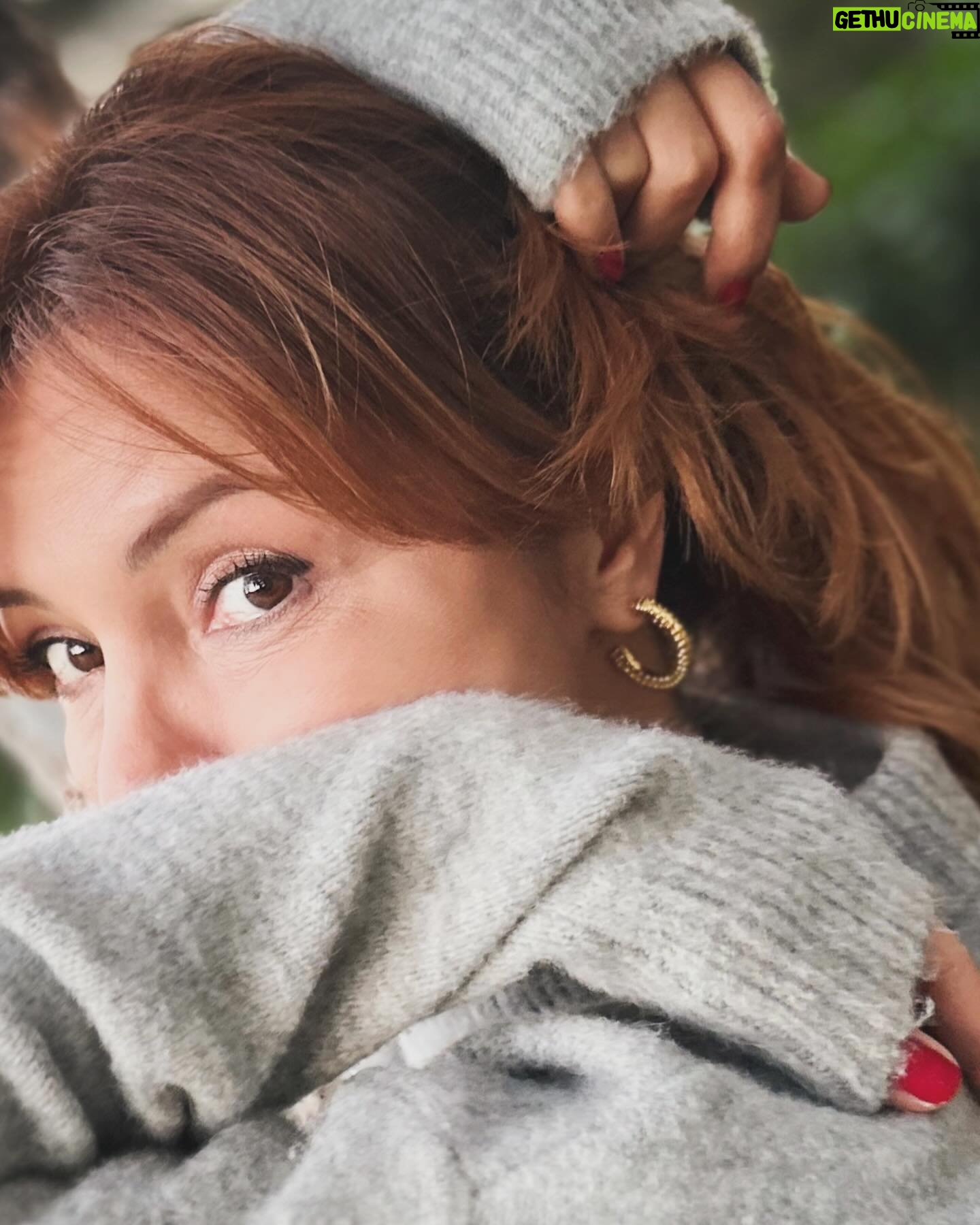 Didem İnselel Instagram - Kendimi bildim bileli “umut” en çok tutunduğum duygu oldu benim.Okul yılları bittiğinden beri Pazartesi’leri hep çok sevdim bu yüzden.Bunda her sabah kalkıp sevmediğim bir işe gitmememin payı büyük elbette.Geçmişi sevmek,zaman zaman oralarda dolanmak huyum evet 🦀 ama yarından umudumu kesmedim hiçbir zaman.Tam tersi,neyi,neden,nasıl yaptım da,şimdi nasıl yapmalıyım mukayesesi bi nevi 🤔 Doğumgünleri de öyle.Yılbaşı da.Ah vah la haşır neşir olmadım yani.Ne yaptıysam,ne yaşadıysam iyi ki de yaşadım👌🏼 Yaşadım ve aynaya baktığımda gördüğümün sırtını sıvazladım.Güzel yaş aldım çünkü.Fiziken değil dediğim,ruhen.Bugünün notunu başkalarının hayatına değil de kendi tecrübelerine bakıp vermek doğru olan.Ben hep öyle yaptım.💯 Biten yıl genel olarak çok tatsızdı.Deprem felaketi,yerinden yurdundan olanlar,dünya da savaşlar,ölen ve ölmeye devam eden çocuklar kursağımızda kaldı,yutamıyoruz.Yutulacak gibi değil çünkü.Tekrarı olmasın noolur,savaşlar bitsin,insan vicdanı harekete geçsin.Güçlünün değil haklının yanında durulsun artık ve lütfen herkes hakettiğini bulsun.Bulsun da görelim.. Kişisel tarihime gelince,yılın tam yarısını evimden ayrı geçirdim.🧳Çok çalıştım,yoruldum ama mutlu uyudum geceleri.Sabahları erken kalkmayı öğrendim nihayet 🥳Şahane günlerim de oldu koca yılda,yanılıp,alındığım,bocaladığım da.Yapmam dediklerimi yaptım,illa yapıcam dediklerimi unuttum gitti,yetiştiremicem dediklerimi bal gibi yetiştirdim de kendime mola bıraktım,küstüklerimle barıştım,iyi ki de barıştım,yenileriyle küstüm🤣Hedeflediklerimi ıskaladım.Ama hepsi bitti.Bırakılması gerekenleri yerinde bıraktım,kâr gördüklerimi önüme kattım yürüyorum ileri:) Önüm kalabalık,sırtım sağlam,sağlığım yerinde,bi dolu sevdiğim,sevgisinden emin olduğum kalabalıklarım var.Çok şükür 🧿 Küçükken defterlerimiz düzenli olsun isterdik hani,yamuk yumuk başladığımız paragrafları siler,sayfa buruştu diye yırtıp atardık sonra ya,aynen öyle.Kimseye laf sokmak falan diil bu aman,yazı benim.Defter benim.Konu benim☝🏼 Şimdi önce seçtiğim güzel anları geçiriyorum,devamını da gıcır gıcır bırakıyorum.Yaz bakalım Dido,neler yazacaksın.Belki bu sene kırmızı kalemle kenar süsü de yaparsın ♥️ Belli mi olur 😉