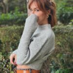 Didem İnselel Instagram – Kendimi bildim bileli “umut” en çok tutunduğum duygu oldu benim.Okul yılları bittiğinden beri Pazartesi’leri hep çok sevdim bu yüzden.Bunda  her sabah kalkıp sevmediğim bir işe gitmememin payı büyük elbette.Geçmişi sevmek,zaman zaman oralarda dolanmak huyum evet 🦀 ama yarından umudumu kesmedim hiçbir zaman.Tam tersi,neyi,neden,nasıl yaptım da,şimdi nasıl yapmalıyım mukayesesi bi nevi 🤔 
Doğumgünleri de öyle.Yılbaşı da.Ah vah la haşır neşir olmadım yani.Ne yaptıysam,ne yaşadıysam iyi ki de yaşadım👌🏼 Yaşadım ve aynaya baktığımda gördüğümün sırtını sıvazladım.Güzel yaş aldım çünkü.Fiziken değil dediğim,ruhen.Bugünün notunu başkalarının hayatına değil de kendi tecrübelerine bakıp vermek doğru olan.Ben hep öyle yaptım.💯
Biten yıl genel olarak çok tatsızdı.Deprem felaketi,yerinden yurdundan olanlar,dünya da savaşlar,ölen ve ölmeye devam eden çocuklar kursağımızda kaldı,yutamıyoruz.Yutulacak gibi değil çünkü.Tekrarı olmasın noolur,savaşlar bitsin,insan vicdanı harekete geçsin.Güçlünün değil haklının yanında durulsun artık ve lütfen herkes hakettiğini bulsun.Bulsun da görelim..
Kişisel tarihime gelince,yılın tam yarısını evimden ayrı geçirdim.🧳Çok çalıştım,yoruldum ama mutlu uyudum geceleri.Sabahları erken kalkmayı öğrendim nihayet 🥳Şahane günlerim de oldu koca yılda,yanılıp,alındığım,bocaladığım da.Yapmam dediklerimi yaptım,illa yapıcam dediklerimi unuttum gitti,yetiştiremicem dediklerimi bal gibi yetiştirdim de kendime mola bıraktım,küstüklerimle barıştım,iyi ki de barıştım,yenileriyle küstüm🤣Hedeflediklerimi ıskaladım.Ama hepsi bitti.Bırakılması gerekenleri yerinde bıraktım,kâr gördüklerimi önüme kattım yürüyorum ileri:) Önüm kalabalık,sırtım sağlam,sağlığım yerinde,bi dolu sevdiğim,sevgisinden emin olduğum kalabalıklarım var.Çok şükür 🧿
Küçükken defterlerimiz düzenli olsun isterdik hani,yamuk yumuk başladığımız paragrafları siler,sayfa buruştu diye yırtıp atardık sonra ya,aynen öyle.Kimseye laf sokmak falan diil bu aman,yazı benim.Defter benim.Konu benim☝🏼
Şimdi önce seçtiğim güzel anları geçiriyorum,devamını da gıcır gıcır bırakıyorum.Yaz bakalım Dido,neler yazacaksın.Belki bu sene kırmızı kalemle kenar süsü de yaparsın ♥️ 
Belli mi olur 😉