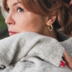Didem İnselel Instagram – Kendimi bildim bileli “umut” en çok tutunduğum duygu oldu benim.Okul yılları bittiğinden beri Pazartesi’leri hep çok sevdim bu yüzden.Bunda  her sabah kalkıp sevmediğim bir işe gitmememin payı büyük elbette.Geçmişi sevmek,zaman zaman oralarda dolanmak huyum evet 🦀 ama yarından umudumu kesmedim hiçbir zaman.Tam tersi,neyi,neden,nasıl yaptım da,şimdi nasıl yapmalıyım mukayesesi bi nevi 🤔 
Doğumgünleri de öyle.Yılbaşı da.Ah vah la haşır neşir olmadım yani.Ne yaptıysam,ne yaşadıysam iyi ki de yaşadım👌🏼 Yaşadım ve aynaya baktığımda gördüğümün sırtını sıvazladım.Güzel yaş aldım çünkü.Fiziken değil dediğim,ruhen.Bugünün notunu başkalarının hayatına değil de kendi tecrübelerine bakıp vermek doğru olan.Ben hep öyle yaptım.💯
Biten yıl genel olarak çok tatsızdı.Deprem felaketi,yerinden yurdundan olanlar,dünya da savaşlar,ölen ve ölmeye devam eden çocuklar kursağımızda kaldı,yutamıyoruz.Yutulacak gibi değil çünkü.Tekrarı olmasın noolur,savaşlar bitsin,insan vicdanı harekete geçsin.Güçlünün değil haklının yanında durulsun artık ve lütfen herkes hakettiğini bulsun.Bulsun da görelim..
Kişisel tarihime gelince,yılın tam yarısını evimden ayrı geçirdim.🧳Çok çalıştım,yoruldum ama mutlu uyudum geceleri.Sabahları erken kalkmayı öğrendim nihayet 🥳Şahane günlerim de oldu koca yılda,yanılıp,alındığım,bocaladığım da.Yapmam dediklerimi yaptım,illa yapıcam dediklerimi unuttum gitti,yetiştiremicem dediklerimi bal gibi yetiştirdim de kendime mola bıraktım,küstüklerimle barıştım,iyi ki de barıştım,yenileriyle küstüm🤣Hedeflediklerimi ıskaladım.Ama hepsi bitti.Bırakılması gerekenleri yerinde bıraktım,kâr gördüklerimi önüme kattım yürüyorum ileri:) Önüm kalabalık,sırtım sağlam,sağlığım yerinde,bi dolu sevdiğim,sevgisinden emin olduğum kalabalıklarım var.Çok şükür 🧿
Küçükken defterlerimiz düzenli olsun isterdik hani,yamuk yumuk başladığımız paragrafları siler,sayfa buruştu diye yırtıp atardık sonra ya,aynen öyle.Kimseye laf sokmak falan diil bu aman,yazı benim.Defter benim.Konu benim☝🏼
Şimdi önce seçtiğim güzel anları geçiriyorum,devamını da gıcır gıcır bırakıyorum.Yaz bakalım Dido,neler yazacaksın.Belki bu sene kırmızı kalemle kenar süsü de yaparsın ♥️ 
Belli mi olur 😉