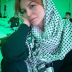 Didem İnselel Instagram – Duyarlı,zeki,müthiş entellektüel ve derin arkadaşım,kıymetli yönetmenim @ensar__altay ın yeni belgeseli “Witness” ı seyrettim bugün.Yumruk gibi yerleşti tam göğsümün üstüne.Ağırlığını yüreğim taşıyamıyor diye mümkün olduğunca Filistin haberlerini seyretmiyordum bir süredir üstelik..Korkunç bir felaket yaşanırken sadece seyretmek ,ve koskoca dünyanın da sadece seyrettiğini bilmek müthiş acı veriyor çünkü.Din,etnik köken,ırk gözetmeksizin sadece bu sivil  insan kıyımına,bu vahşi soykırıma üzülemeyenler,görmezden gelenler kalbinin ekmeğini yesin ömrü boyunca.Ensar gibi görüp,görmeyenlere anlatanlar da 🙏🏼 
 #Hepimizşahidiz 🇵🇸
#PalestineGenocide