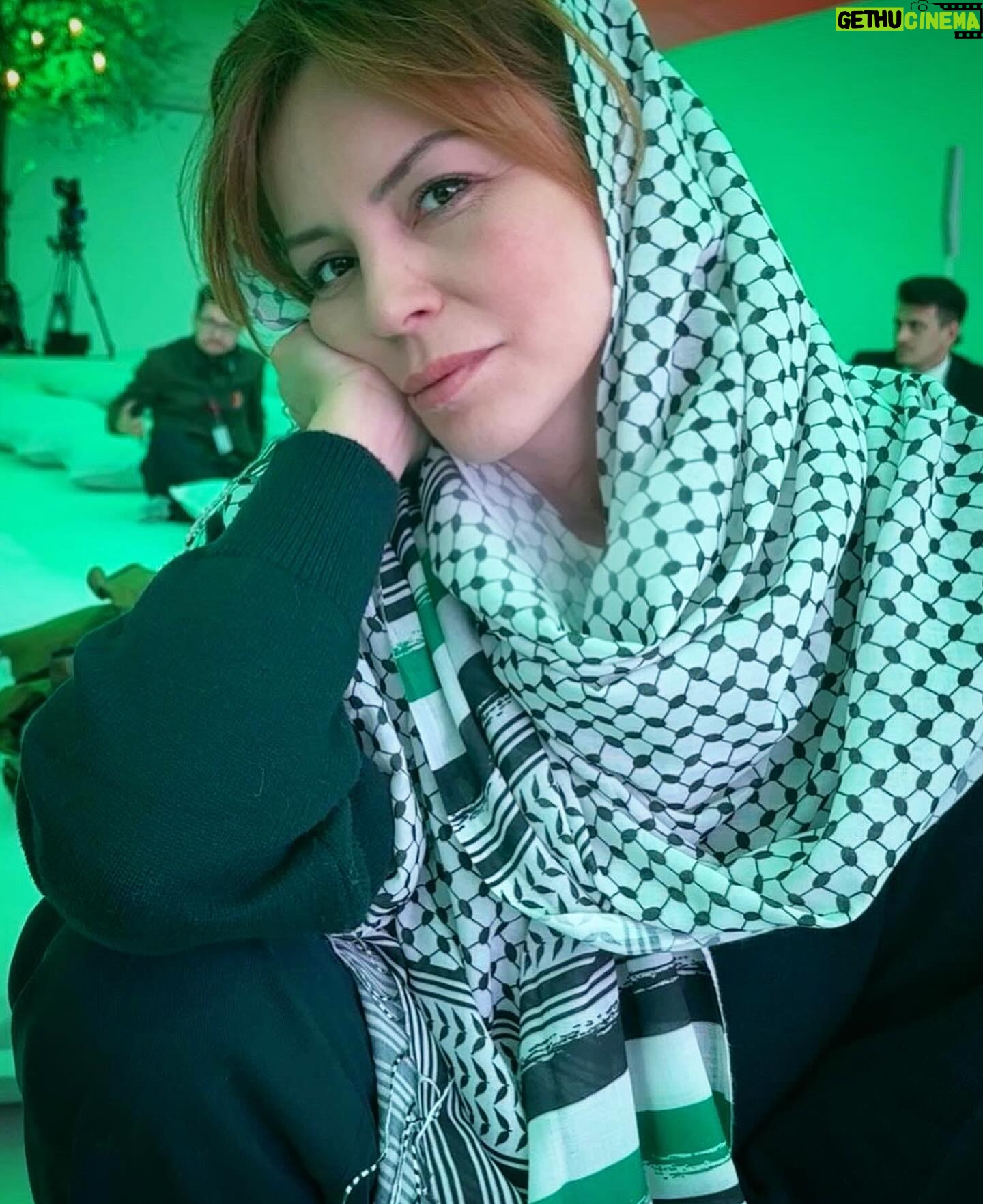 Didem İnselel Instagram - Duyarlı,zeki,müthiş entellektüel ve derin arkadaşım,kıymetli yönetmenim @ensar__altay ın yeni belgeseli “Witness” ı seyrettim bugün.Yumruk gibi yerleşti tam göğsümün üstüne.Ağırlığını yüreğim taşıyamıyor diye mümkün olduğunca Filistin haberlerini seyretmiyordum bir süredir üstelik..Korkunç bir felaket yaşanırken sadece seyretmek ,ve koskoca dünyanın da sadece seyrettiğini bilmek müthiş acı veriyor çünkü.Din,etnik köken,ırk gözetmeksizin sadece bu sivil insan kıyımına,bu vahşi soykırıma üzülemeyenler,görmezden gelenler kalbinin ekmeğini yesin ömrü boyunca.Ensar gibi görüp,görmeyenlere anlatanlar da 🙏🏼 #Hepimizşahidiz 🇵🇸 #PalestineGenocide
