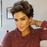 Didem Taslan Instagram – Hepimiz için güzel bir gün olsun🙏🏻🥰🌺🧿🎉💙 #didemtaslan #goodmorning #actress #model #happylife #photooftheday #gülümse #günaydın #keşfet #hello #everybody #mood #smile #explore #instadaily #goodvibe #lifestyle  #lucky #colorful #istanbul #turkey