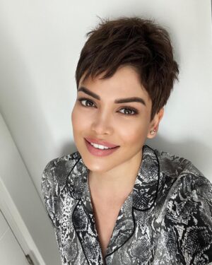 Didem Taslan Instagram - Günaaaaydın😉⭐️🎉🌺🧿🥰 #goodmorning #world #didemtaslan #actress #model #günaydın #hello #everybody #photooftheday #smile #wednesday #amazing #explore #instagram #colorful #march #lifestyle #goodday #justintime #turkey