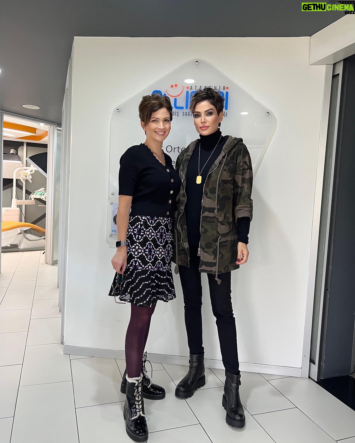 Didem Taslan Instagram - Haftaya kardeşimle @dr.sinemtaslan bilikte kliniğimizde @allianoi_agizvedissagligi başladık🙏🏻❤️🧿🌺 #didemtaslan #model #actress #sinemtaslanceylanoglu #ortodontist #klinik #allianoiataşehir #diş #ortodonti #dişdoktoru #teeth #gülüşestetiği #smiledesign #teethwhitening #invisalign #istanbul #ataşehir