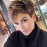 Didem Taslan Instagram – Yıllardır yarattığın, birbirinden farklı, modern ve hangisini daha çok sevdiğime hala karar veremedigim saç konusunda vazgeçilmezim Sevgili kuaförüm @siyamiaydogdu iyi ki varsın👏🏻👏🏻👏🏻❤️🧿 Sonsuz teşekkürlerimle🎊🎊🎊 #didemtaslan #modellife #actress #hairdresser #shorthair #professionalhairstylist #lifestyle #luckyday #hairstyles #ombre #cuthair✂️ #siyamiaydogdu #perfecthairstyle #colorfull #etiler #i̇stanbul #turkey