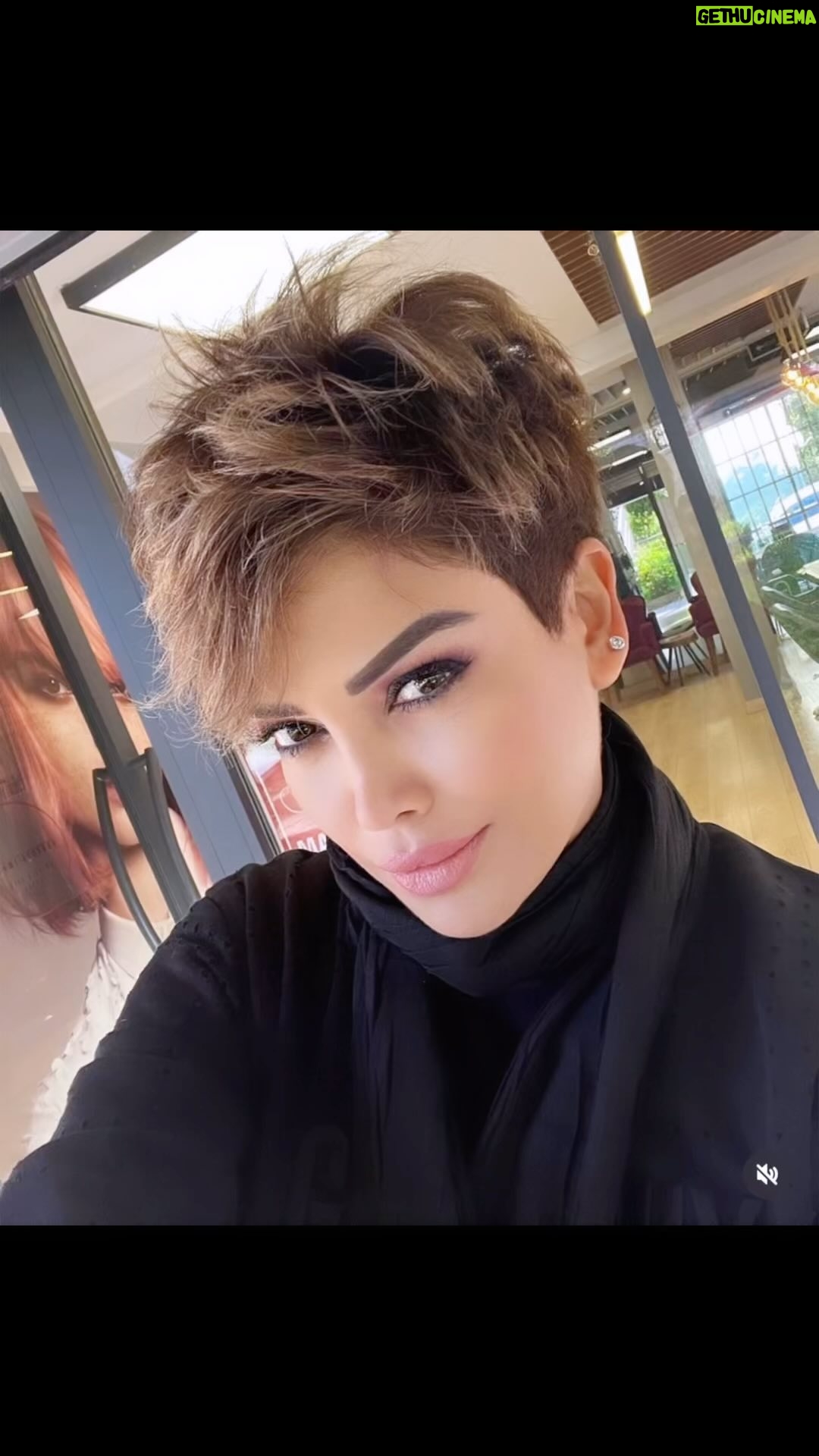 Didem Taslan Instagram - Yıllardır yarattığın, birbirinden farklı, modern ve hangisini daha çok sevdiğime hala karar veremedigim saç konusunda vazgeçilmezim Sevgili kuaförüm @siyamiaydogdu iyi ki varsın👏🏻👏🏻👏🏻❤️🧿 Sonsuz teşekkürlerimle🎊🎊🎊 #didemtaslan #modellife #actress #hairdresser #shorthair #professionalhairstylist #lifestyle #luckyday #hairstyles #ombre #cuthair✂️ #siyamiaydogdu #perfecthairstyle #colorfull #etiler #i̇stanbul #turkey