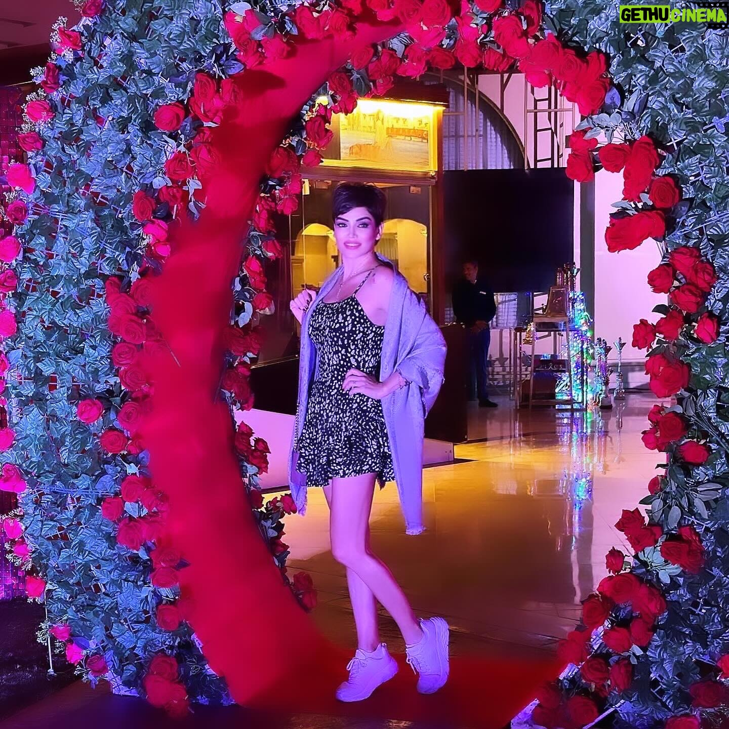 Didem Taslan Instagram - Tüm kadınlarımızın #8martdünyaemekçikadınlargünü kutlu olsun🌺🙏🏻💕🧿 #8marrdünyaemekcikadınlargünü #alltogether #itsnowornever #smile #world #happyday #womansday #colorfullife #didemtaslan #actress #model #justintime #istanbul #turkey