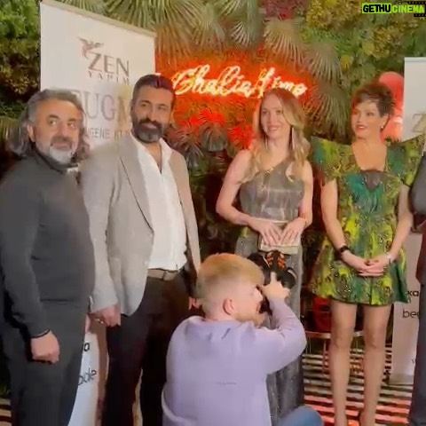 Didem Taslan Instagram - Çok değerli sanatçı dostlarımla, Sevgili Yönetmenimiz @kamill_cetin ile bizleri biraraya getiren @zenyapim la çok keyif alacağımız ve başarılı olacağımıza inandığımız @cingenekizizeugma filminin basın lansmanı için biraradayız👏🏻🧿🎉🌺❤️❤️❤️ 21 Mart da çekimlerine Antep’de başlayacağımız tüm ekip arkadaşlarıma başarılar diliyorum👏🏻🧿🌺 @orhanaydin.official @serkansengulofficial @celiahakan @orhanuslu27 @zeynonoyno @kubilaypenbeklioglu @denizoral33 @bulentcolakk