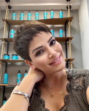 Didem Taslan Instagram - Yine yeniden eski kısa saçıma döndük sevgili kuaförüm @siyamiaydogdu ellerine sağlık🙏🏻🧿🎉🎊🌸 #didemtaslan #actress #model #hello #summer #finally #june #good #times #colorfull #lifestyle #hairstylist #shorthair #luckyday #etiler #siyamiaydogdu #haitstyle #itstime #istambul