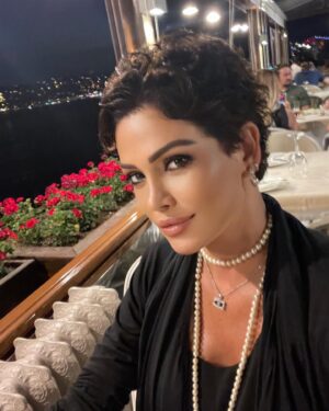 Didem Taslan Instagram - Güzel akşamlarımız olsun🙏🏻🤩🧿🌺💙 #didemtaslan #iyiakşamlar #model #actress #goodevening #hello #smile #keşfet #onlyme #justintime #summer #instadaily #friends #august #colorful #amazing #daybyday #explore #chance #lifestyle #istanbul
