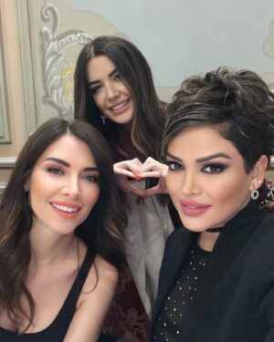 Didem Taslan Instagram - Gönüller bir olunca👌🏻💯❤️🧿❤️ @nefisekaratayofficial @gulaysele #happiness #friends #alltogether #work #gülümse #lucky #explore #daybyday #endoftheday #november #photooftheday #instagood #smile  #amazing #timeless #istanbul #turkey