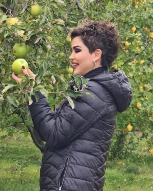 Didem Taslan Instagram - Yeşillikler içinde güzel bir gün👌🏻💯🧿🥰 #didemtaslan #actress #hello #green #model #smile #goodvibes #keşfet #daybyday #somewhere #photooftheday #amazing #luckyday #apple #instagood #explore #perfection #merzifon #goodtimes #nowornever