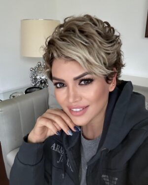 Didem Taslan Instagram - Şöyle havalı bir şeyler yazayım dedim ama hiç aklıma gelmedi😜😝🤪 #hello #didemtaslan #actress #model #goodevening #sometimes #smile #lucky #january #winter #explore #amazing #colorfull #world #istanbul #turkey