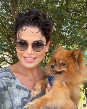 Didem Taslan Instagram - Mutlu Pazarlar🙏🏻🧿🌺💙 #goodmorning #happysunday #didemtaslan #actress #model #photooftheday #smile #mydog #günaydın #gülümse #colorful #lucky #explore #amazing #lifeisperfect #alwaysandforever #instamood #joker #sometimes #willbe #istanbul #turkey