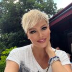 Didem Taslan Instagram – Dostlarla keyf👌🏻💯🌺🧿🎉🥰🧿 #iyiakşamlar #goodevening #didemtaslan #model #actress #photooftheday #smile #nişantaşı #istanbul #sometimes #amazing #lifestyle #instagood #explore #july #summer #everybody #goodluck #times