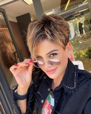 Didem Taslan Instagram - Günaydın🙏🏻🧿😍 Mutlu haftasonları😉 #didemtaslan #goodmorning #hello #actress #model #everybody #photooftheday #gülümse #lifeisgood #september #timeless #instagood #amazing  #explore #life #only #thinkpositive #colorful #smile #günaydın #shorthair #goodvibes #itsnowornever #istanbul #turkey