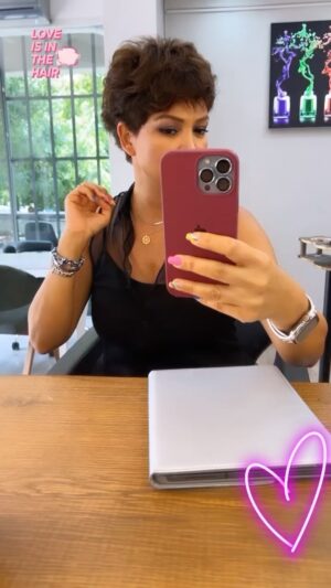 Didem Taslan Instagram - Saçlarımı yıllardır güvenle emanet ettiğim Sevgili @siyamiaydogdu ya ve ekibine bu özel proje  değişimim için emeklerine sonsuz teşekkür ediyorum👏🏻🎉🌺🧿❤️ #didemtaslan #actress #model #lifestyle #photography #instareels #explore #smile #happyday #haircolor #couffeur #haircut #amazing #siyamiaydogduhairstyle #etiler #istanbul