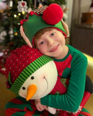 Didem Uzel Instagram - ❤️💚🎄✨🎅🏼🧿 İlla bir şey yazmak zorunda değilim; foroğraflar oldukça sıcacık, sevgi ve umut dolu ….. #mrleosdiaries #mrleonungünlüğü @leoaslansari #2024