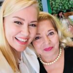 Didem Uzel Instagram - Herkesten önce kendi canım annemin ve yeryüzünde ki tüm annelerin Annleler Günü Kutlu Olsun🌸🌸🌸 Annelerinizin değerini bilin, sevin, sayın, bolca sarılın. Çünkü hayatta oldukları sürece; siz yaşlansanız bile, onlar sırtınıza hafif rüzgar bile olsa hırka atacak tek kişidir 🙏🏻❤️🌹✨