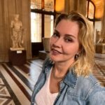 Didem Uzel Instagram – Bazı güzel anlar…. Kimsenin ne anlama geldiğini dahi bilmediği ama sadece benim o günkü koşullarda ne hissettiğimi anlatan fotolar…. Yüzlerde ki ifadelere bakın;  mutluluk, tedirginlik, huzur ve bilinmezlik ne ararsanız var. Dedim ya bir tek ben bilirim o fotodaki ruh halini 💜🥰 #nohashtagneeded