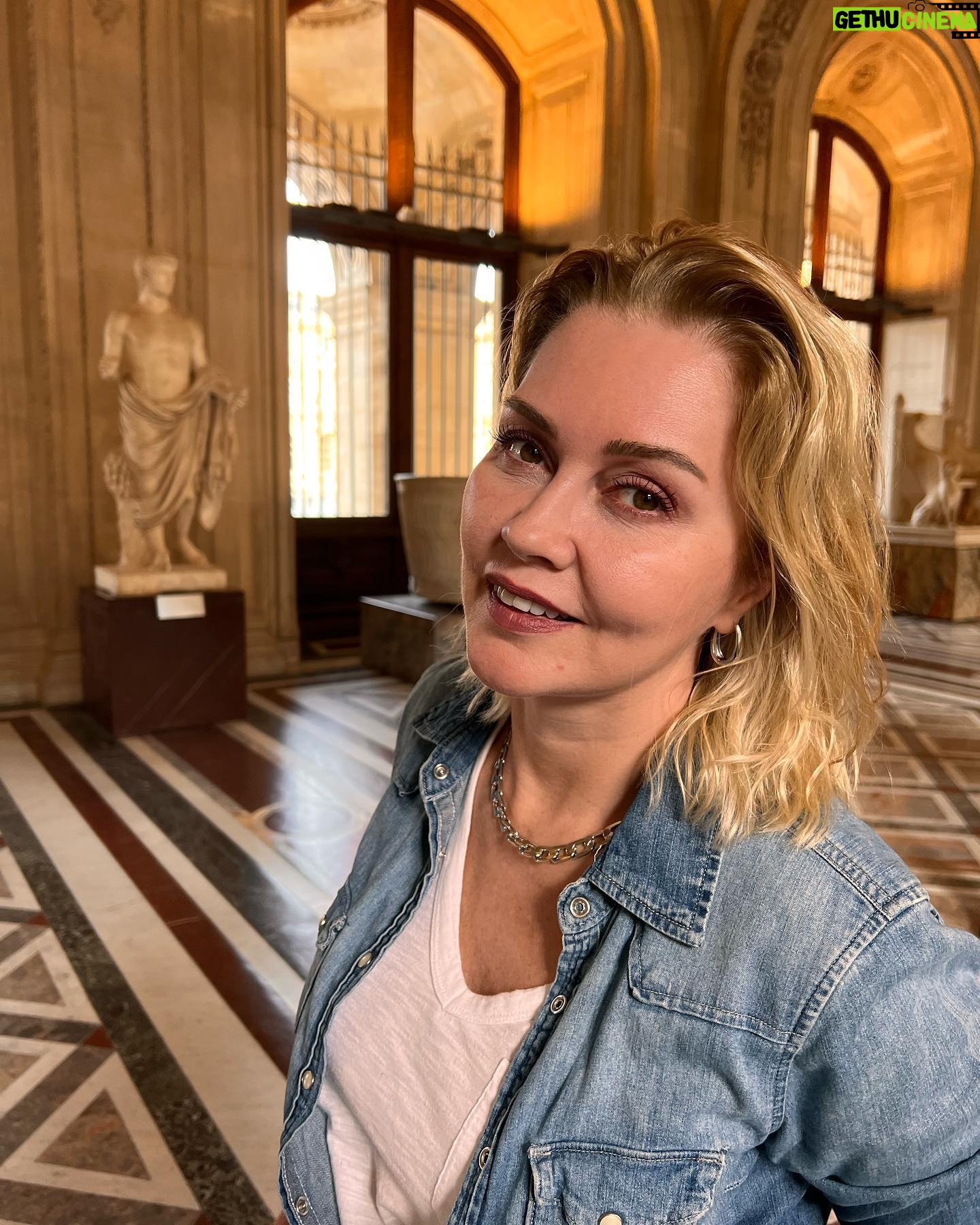 Didem Uzel Instagram - Bazı güzel anlar…. Kimsenin ne anlama geldiğini dahi bilmediği ama sadece benim o günkü koşullarda ne hissettiğimi anlatan fotolar…. Yüzlerde ki ifadelere bakın; mutluluk, tedirginlik, huzur ve bilinmezlik ne ararsanız var. Dedim ya bir tek ben bilirim o fotodaki ruh halini 💜🥰 #nohashtagneeded