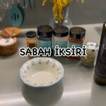 Didem Uzel Instagram - Eskiler bu sırrı biliyordu bence… 70’lerin başında daha Tv’ler evlere yeni girerken; akıllı telefonlardan hemen ulaşabildiğimiz bilgiler elimizde yoktu. Dedem nerden bilsin bir zerdaçalın dünya kadar faydası olduğunu. O da annesinden öğrenmiş ve bu bilge karışımlar günümüze kadar gelip efsane niteliğinde baharatlar olduğu keşfedilmiş. Vardır büyüklerin bi bildiği deyip bu karışımı not almanızı isterim. Karışımda çok bir şey yol aslında hepinizin evinde var ama ben tüketmenizi isterim. Zerdeçal kan şekeri dengelemesinde ve antioksidan bakımından çok faydalı. Çörekotu da bağışıklık sistemine olumlu etkileri doktorlar tarafından sıkça söyleniyor. Diğer baharatları ben damak zevkime göre ekliyorum. Bu arada 8 yaşında ki oğlumda tüketebilsin diye bazen bu karışıma nar ekşisi ekliyoruz enfes oluyor. Bazende onu koymayıp az limon sıkıp tabağın kenarına az domates salçası koyuyorum. O da enfes bir lezzet veriyor. Bu arada elimde gördüğünüz nar ekşisi gerçek, ısıl işlem görmemiş 14 kilo nardan sadece 1 kilo çıkabilen, katkı maddesiz olağanüstü bir nar ekşisi. Geçen sene Maraş depremi sonrası destek amaçlı alışveriş yaptığım bir dükkandan almıştım ama sonra müdavimi olduk. @eshkinar merak edenler ve soranlar için adresi. Bu arada bu reels hiç bir işbirliği içermemektedir. Sadece kendi kullandıklarımı paylaştım. Çok fazla marka göründüğü içinde #reklam yazmak zorundayım. Şimdiden hepinize afiyet olsun. Aklınızda kalması için kaydetmeyi ve bu baharatlardan oluşan benzer karışımlarınız varsa yorumlara eklemenizi rica edicem 💫🌸 #didemuzelinmutfağı #sabahiksiri #baharatlızeytinyağı