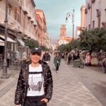 Didem Uzel Instagram - Tren istasyonu çekiminden sonra Selim’i sabitledim. Dedim sadece sen tut; tuşa bile basma! Ben basıp veriyorum. Ben kadrajdan çıkana kadar bu yönde sabit tut 😂 tutmuş 🥰#sorentoitaly #italy