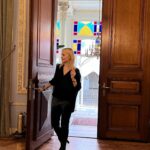 Didem Uzel Instagram - Ne güzel bir gündü 🎵🎶 Kemençeci Vasilaki (1845) için Baron Usta bu kemençeyi imal etmiş. Rivayete göre kemençe Vasilaki’den sonra öğrencisine geçmiş. Daha sonra Sait Halim Paşa’nın koleksiyonuna kadar uzanan hikayesi var bu kemençenin. Bu meşhur kemençenin adı da “Sarı Kız”. Elden ele müzayede gezen Sarı Kız sonunda 18 Mart 2024 de Musıki Eğitim Vakfı tarafından satın alınmış. İşte bugün bizler tarih dolu Sarı Kız’ın tınısını dinleme fırsatı bulduk. Bu keyifli dinleti ve güzel davet için teşekkürler @musikiegitimvakfi @akasyasilturkmen @sahyayci ve bana eşlik eden sevgili @selenesenertezman #musıkîeğitimvakfı #kemençecivasilaki #davet #reklam