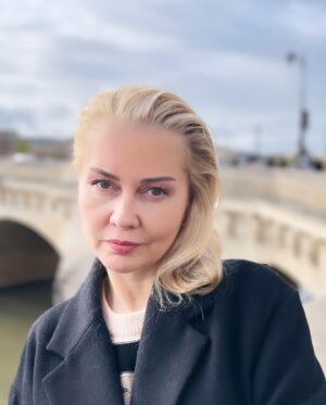 Didem Uzel Instagram - PARIS 💙🤍❤️ sen çok güzelsin ama sadece 3-4 günlük tatillerde buluşalım, yaşamak için benim tarzım değilsin 😁😁😁 #parisvibes #paris #FR #parisstyle #parislovers
