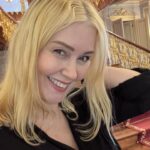 Didem Uzel Instagram - Ne güzel bir gündü 🎵🎶 Kemençeci Vasilaki (1845) için Baron Usta bu kemençeyi imal etmiş. Rivayete göre kemençe Vasilaki’den sonra öğrencisine geçmiş. Daha sonra Sait Halim Paşa’nın koleksiyonuna kadar uzanan hikayesi var bu kemençenin. Bu meşhur kemençenin adı da “Sarı Kız”. Elden ele müzayede gezen Sarı Kız sonunda 18 Mart 2024 de Musıki Eğitim Vakfı tarafından satın alınmış. İşte bugün bizler tarih dolu Sarı Kız’ın tınısını dinleme fırsatı bulduk. Bu keyifli dinleti ve güzel davet için teşekkürler @musikiegitimvakfi @akasyasilturkmen @sahyayci ve bana eşlik eden sevgili @selenesenertezman #musıkîeğitimvakfı #kemençecivasilaki #davet #reklam