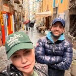 Didem Uzel Instagram - Napoli öyle bir şehir ki dokusu hiç bir yerde görmediğim eski, köhne bir yapıya sahip. Her sokağı fotolamak istiyorsunuz. İçin de adeta kayboluyor yada ne bilim film setinde gibi hissediyorsunuz… o yüzden hiç bir fotoğrafa filtre koymadım ve altına müzikde döşemedim… buyrun benimle yağmur altında geçirdiğimiz 4-5 saatin hikayesi. Bu arada alışverişde yaptık 🤦🏼‍♀️ #napoli #italy