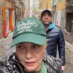 Didem Uzel Instagram - Napoli öyle bir şehir ki dokusu hiç bir yerde görmediğim eski, köhne bir yapıya sahip. Her sokağı fotolamak istiyorsunuz. İçin de adeta kayboluyor yada ne bilim film setinde gibi hissediyorsunuz… o yüzden hiç bir fotoğrafa filtre koymadım ve altına müzikde döşemedim… buyrun benimle yağmur altında geçirdiğimiz 4-5 saatin hikayesi. Bu arada alışverişde yaptık 🤦🏼‍♀️ #napoli #italy