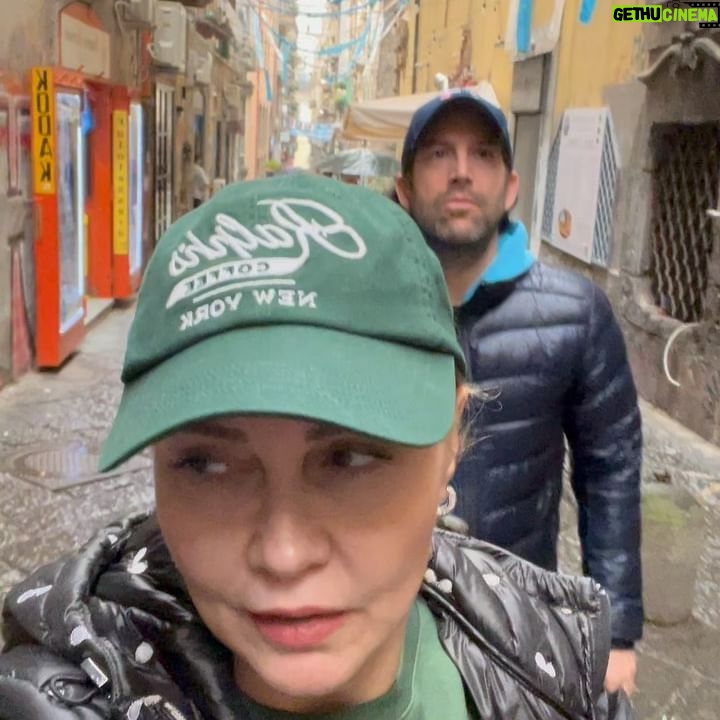 Didem Uzel Instagram - Napoli öyle bir şehir ki dokusu hiç bir yerde görmediğim eski, köhne bir yapıya sahip. Her sokağı fotolamak istiyorsunuz. İçin de adeta kayboluyor yada ne bilim film setinde gibi hissediyorsunuz… o yüzden hiç bir fotoğrafa filtre koymadım ve altına müzikde döşemedim… buyrun benimle yağmur altında geçirdiğimiz 4-5 saatin hikayesi. Bu arada alışverişde yaptık 🤦🏼♀️ #napoli #italy