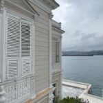 Didem Uzel Instagram - Ne güzel bir gündü 🎵🎶 Kemençeci Vasilaki (1845) için Baron Usta bu kemençeyi imal etmiş. Rivayete göre kemençe Vasilaki’den sonra öğrencisine geçmiş. Daha sonra Sait Halim Paşa’nın koleksiyonuna kadar uzanan hikayesi var bu kemençenin. Bu meşhur kemençenin adı da “Sarı Kız”. Elden ele müzayede gezen Sarı Kız sonunda 18 Mart 2024 de Musıki Eğitim Vakfı tarafından satın alınmış. İşte bugün bizler tarih dolu Sarı Kız’ın tınısını dinleme fırsatı bulduk. Bu keyifli dinleti ve güzel davet için teşekkürler @musikiegitimvakfi @akasyasilturkmen @sahyayci ve bana eşlik eden sevgili @selenesenertezman #musıkîeğitimvakfı #kemençecivasilaki #davet #reklam