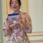 Didem Uzel Instagram - Ne güzel bir gündü 🎵🎶 Kemençeci Vasilaki (1845) için Baron Usta bu kemençeyi imal etmiş. Rivayete göre kemençe Vasilaki’den sonra öğrencisine geçmiş. Daha sonra Sait Halim Paşa’nın koleksiyonuna kadar uzanan hikayesi var bu kemençenin. Bu meşhur kemençenin adı da “Sarı Kız”. Elden ele müzayede gezen Sarı Kız sonunda 18 Mart 2024 de Musıki Eğitim Vakfı tarafından satın alınmış. İşte bugün bizler tarih dolu Sarı Kız’ın tınısını dinleme fırsatı bulduk. Bu keyifli dinleti ve güzel davet için teşekkürler @musikiegitimvakfi @akasyasilturkmen @sahyayci ve bana eşlik eden sevgili @selenesenertezman #musıkîeğitimvakfı #kemençecivasilaki #davet #reklam
