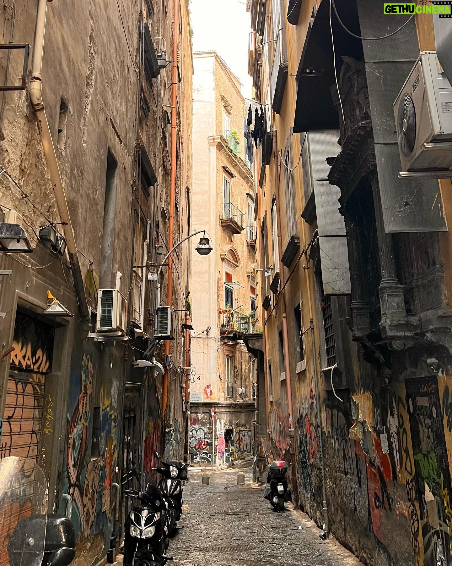 Didem Uzel Instagram - Napoli öyle bir şehir ki dokusu hiç bir yerde görmediğim eski, köhne bir yapıya sahip. Her sokağı fotolamak istiyorsunuz. İçin de adeta kayboluyor yada ne bilim film setinde gibi hissediyorsunuz… o yüzden hiç bir fotoğrafa filtre koymadım ve altına müzikde döşemedim… buyrun benimle yağmur altında geçirdiğimiz 4-5 saatin hikayesi. Bu arada alışverişde yaptık 🤦🏼♀️ #napoli #italy
