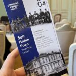 Didem Uzel Instagram - Ne güzel bir gündü 🎵🎶 Kemençeci Vasilaki (1845) için Baron Usta bu kemençeyi imal etmiş. Rivayete göre kemençe Vasilaki’den sonra öğrencisine geçmiş. Daha sonra Sait Halim Paşa’nın koleksiyonuna kadar uzanan hikayesi var bu kemençenin. Bu meşhur kemençenin adı da “Sarı Kız”. Elden ele müzayede gezen Sarı Kız sonunda 18 Mart 2024 de Musıki Eğitim Vakfı tarafından satın alınmış. İşte bugün bizler tarih dolu Sarı Kız’ın tınısını dinleme fırsatı bulduk. Bu keyifli dinleti ve güzel davet için teşekkürler @musikiegitimvakfi @akasyasilturkmen @sahyayci ve bana eşlik eden sevgili @selenesenertezman #musıkîeğitimvakfı #kemençecivasilaki #davet #reklam