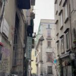 Didem Uzel Instagram - Napoli öyle bir şehir ki dokusu hiç bir yerde görmediğim eski, köhne bir yapıya sahip. Her sokağı fotolamak istiyorsunuz. İçin de adeta kayboluyor yada ne bilim film setinde gibi hissediyorsunuz… o yüzden hiç bir fotoğrafa filtre koymadım ve altına müzikde döşemedim… buyrun benimle yağmur altında geçirdiğimiz 4-5 saatin hikayesi. Bu arada alışverişde yaptık 🤦🏼‍♀️ #napoli #italy
