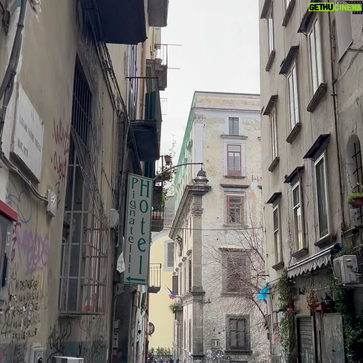 Didem Uzel Instagram - Napoli öyle bir şehir ki dokusu hiç bir yerde görmediğim eski, köhne bir yapıya sahip. Her sokağı fotolamak istiyorsunuz. İçin de adeta kayboluyor yada ne bilim film setinde gibi hissediyorsunuz… o yüzden hiç bir fotoğrafa filtre koymadım ve altına müzikde döşemedim… buyrun benimle yağmur altında geçirdiğimiz 4-5 saatin hikayesi. Bu arada alışverişde yaptık 🤦🏼♀️ #napoli #italy