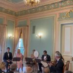 Didem Uzel Instagram - Ne güzel bir gündü 🎵🎶 Kemençeci Vasilaki (1845) için Baron Usta bu kemençeyi imal etmiş. Rivayete göre kemençe Vasilaki’den sonra öğrencisine geçmiş. Daha sonra Sait Halim Paşa’nın koleksiyonuna kadar uzanan hikayesi var bu kemençenin. Bu meşhur kemençenin adı da “Sarı Kız”. Elden ele müzayede gezen Sarı Kız sonunda 18 Mart 2024 de Musıki Eğitim Vakfı tarafından satın alınmış. İşte bugün bizler tarih dolu Sarı Kız’ın tınısını dinleme fırsatı bulduk. Bu keyifli dinleti ve güzel davet için teşekkürler @musikiegitimvakfi @akasyasilturkmen @sahyayci ve bana eşlik eden sevgili @selenesenertezman #musıkîeğitimvakfı #kemençecivasilaki #davet #reklam