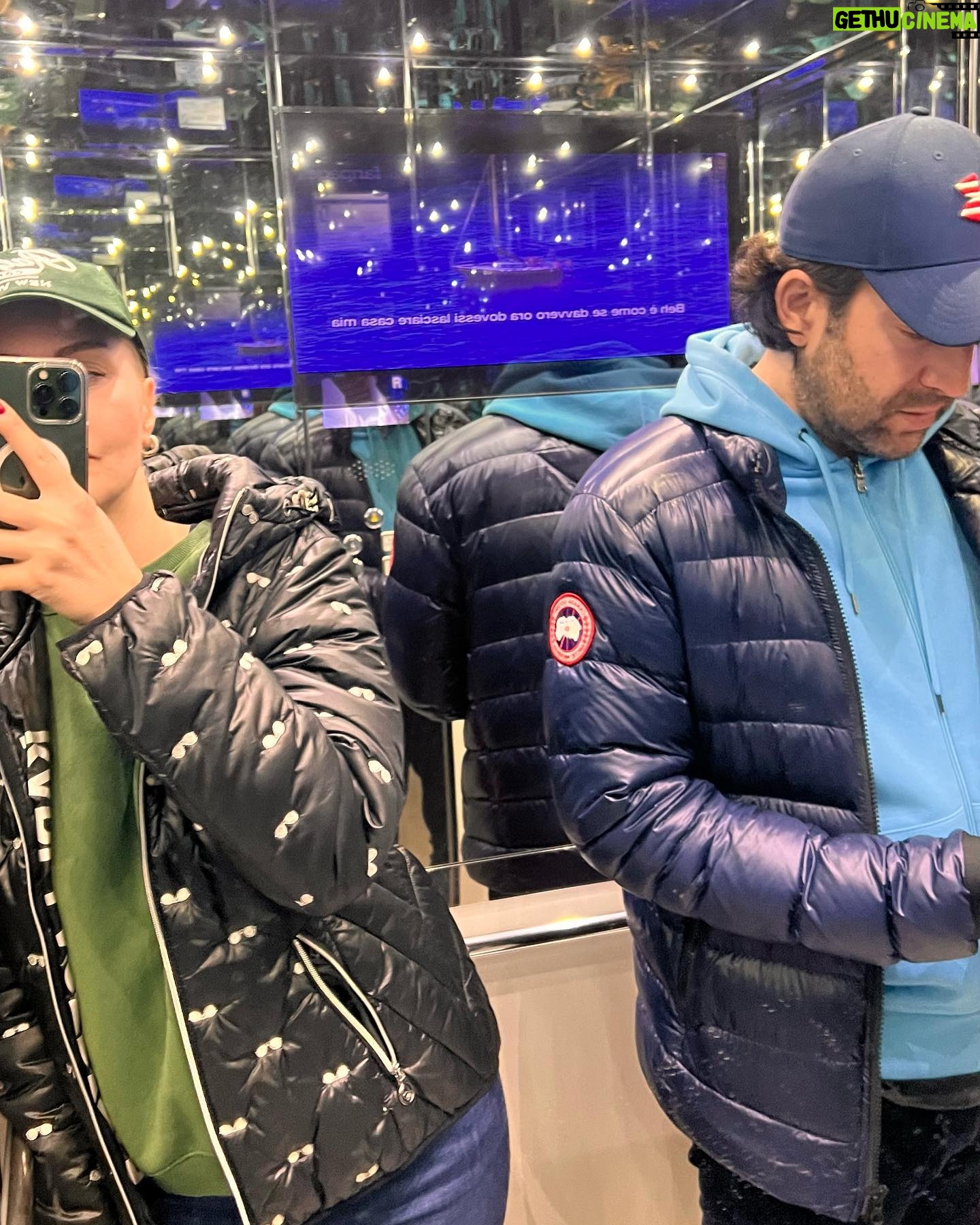 Didem Uzel Instagram - Napoli öyle bir şehir ki dokusu hiç bir yerde görmediğim eski, köhne bir yapıya sahip. Her sokağı fotolamak istiyorsunuz. İçin de adeta kayboluyor yada ne bilim film setinde gibi hissediyorsunuz… o yüzden hiç bir fotoğrafa filtre koymadım ve altına müzikde döşemedim… buyrun benimle yağmur altında geçirdiğimiz 4-5 saatin hikayesi. Bu arada alışverişde yaptık 🤦🏼♀️ #napoli #italy