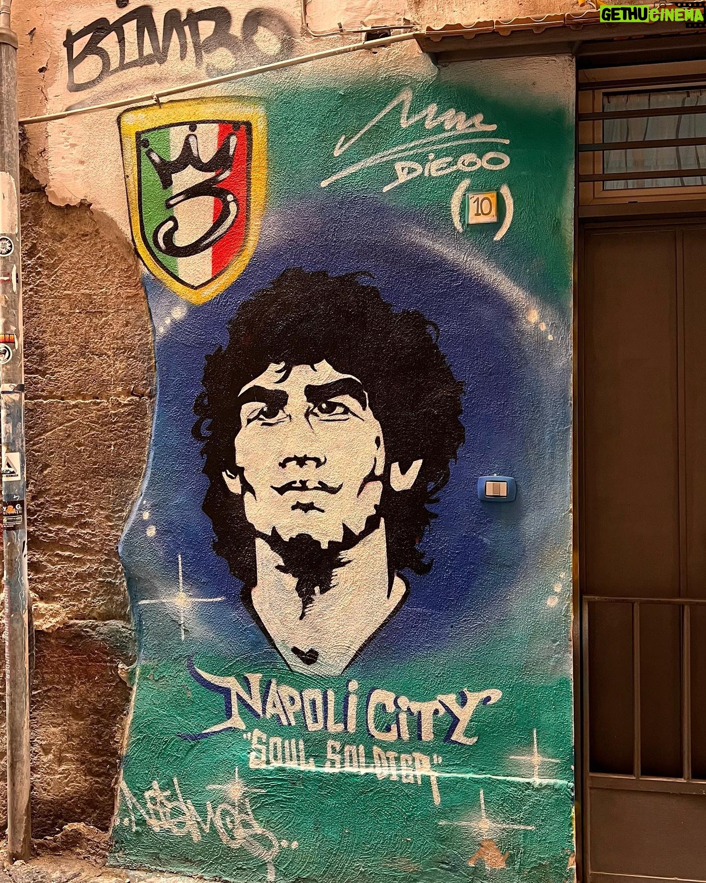 Didem Uzel Instagram - Napoli öyle bir şehir ki dokusu hiç bir yerde görmediğim eski, köhne bir yapıya sahip. Her sokağı fotolamak istiyorsunuz. İçin de adeta kayboluyor yada ne bilim film setinde gibi hissediyorsunuz… o yüzden hiç bir fotoğrafa filtre koymadım ve altına müzikde döşemedim… buyrun benimle yağmur altında geçirdiğimiz 4-5 saatin hikayesi. Bu arada alışverişde yaptık 🤦🏼♀️ #napoli #italy
