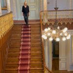 Didem Uzel Instagram - Ne güzel bir gündü 🎵🎶 Kemençeci Vasilaki (1845) için Baron Usta bu kemençeyi imal etmiş. Rivayete göre kemençe Vasilaki’den sonra öğrencisine geçmiş. Daha sonra Sait Halim Paşa’nın koleksiyonuna kadar uzanan hikayesi var bu kemençenin. Bu meşhur kemençenin adı da “Sarı Kız”. Elden ele müzayede gezen Sarı Kız sonunda 18 Mart 2024 de Musıki Eğitim Vakfı tarafından satın alınmış. İşte bugün bizler tarih dolu Sarı Kız’ın tınısını dinleme fırsatı bulduk. Bu keyifli dinleti ve güzel davet için teşekkürler @musikiegitimvakfi @akasyasilturkmen @sahyayci ve bana eşlik eden sevgili @selenesenertezman #musıkîeğitimvakfı #kemençecivasilaki #davet #reklam